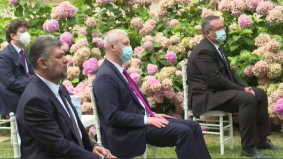 Liderul interimar al PSD, Marcel Ciolacu, SINGURUL invitat fără mască la recepția de la Ambasada Franței