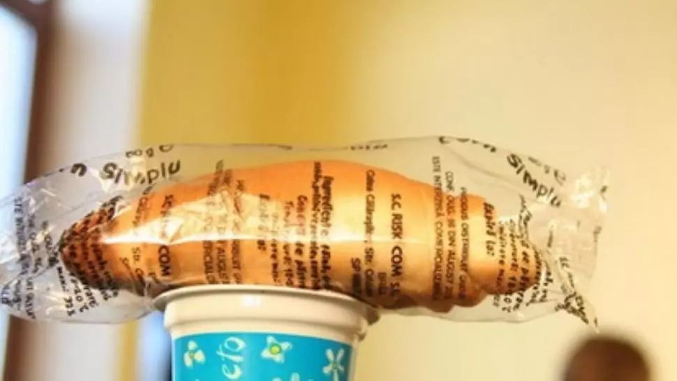 Sute de porții din programul "Cornul și laptele", aruncate într-un depozit