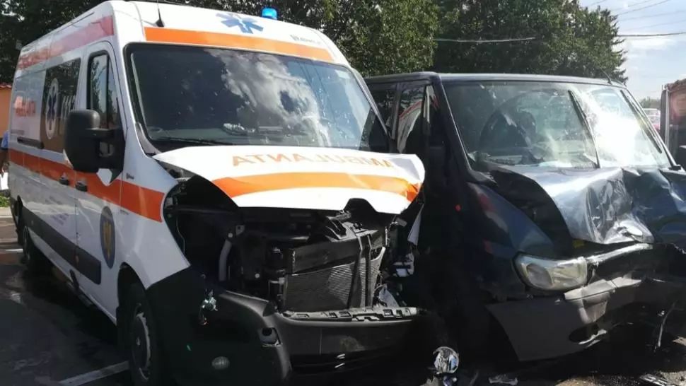 Coliziune frontală între o ambulanță și un microbuz, în județul Vrancea. O persoană rănită ușor