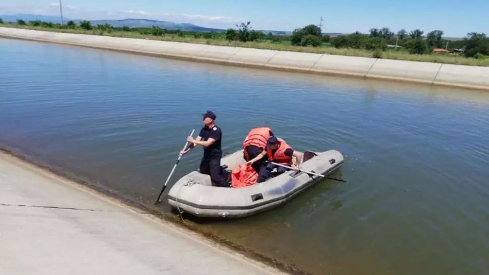 Trupul neînsuflețit al fetiței dispărute la scăldat, adus la mal de scafandrii hunedoreni