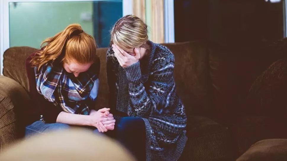 Situație revoltătoare: Fiica și mama unei femei internate cu COVID-19, plimbate între spitale pentru testarea coronavirus 