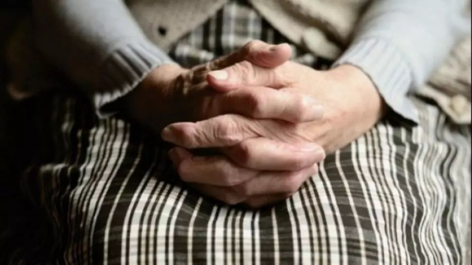 Bătrână de 90 de ani, păgubită cu 24.000 de lei prin metoda ACCIDENTUL