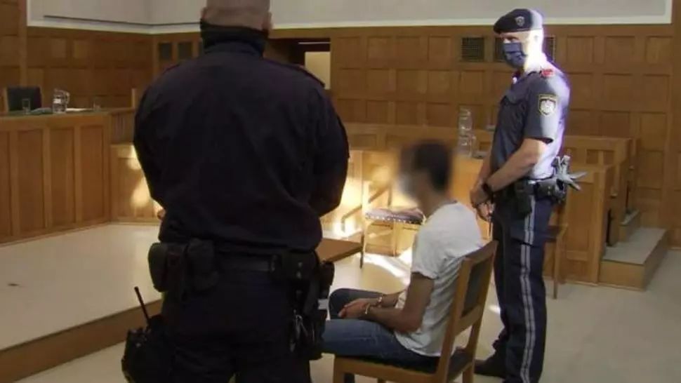 Româncă atacată și stropită cu benzină de iubitul sirian, după ce a vrut să-l părăsească. Ce a făcut tânăra cu banii primiți de la bărbat