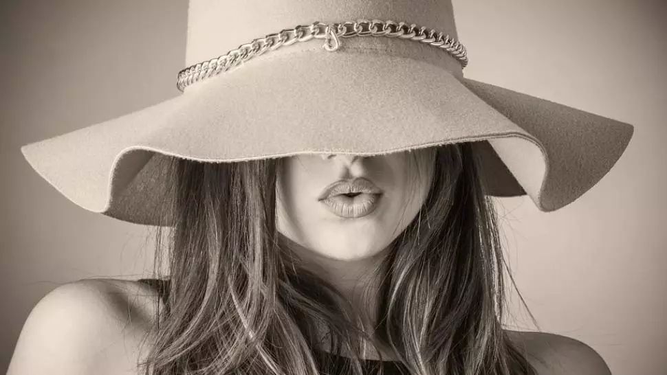 Top 3 zodii de femei care au bărbații la degetul mic. Doar cer și li se dă