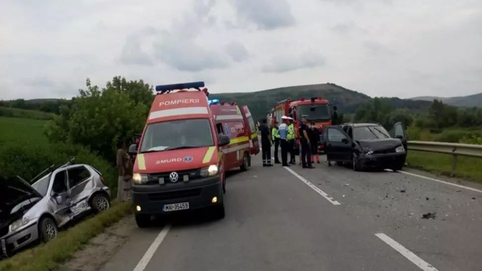GALERIE FOTO  Șapte persoane, implicate într-un accident pe DN 15! Toate au ajuns la spital 