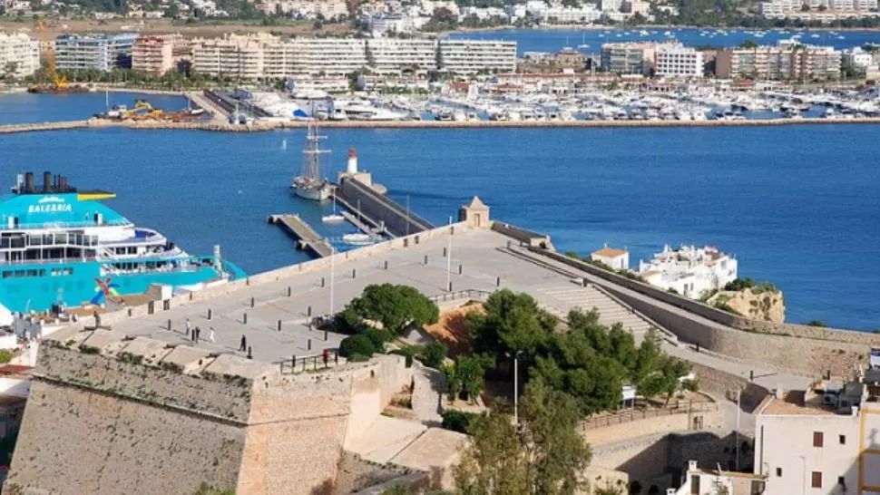 Financial Times: Sezonul turistic pare să aibă legătură cu noua creștere a numărului de cazuri de covid