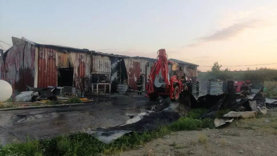 Incendiu puternic la un depozit de carmangerie. O hală a fost distrusă 