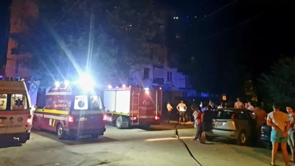 Panică într-un bloc din Galați, zeci de oameni evacuați din cauza unui incendiu pornit de la lumânare