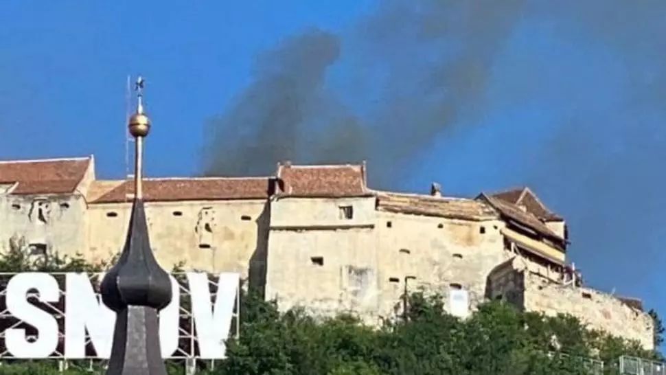 UPDATE Incendiul puternic izbucnit la Cetatea Râșnov a fost stins! Turiștii sunt în siguranță - VIDEO
