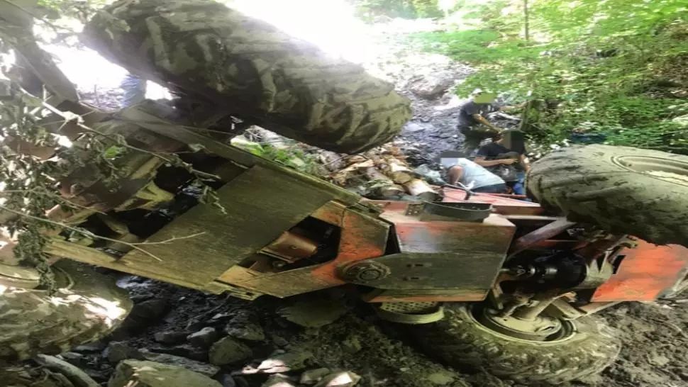 Accident grav într-o pădure din Suplai! O victimă, după ce s-a răsturnat cu tractorul plin cu lemne