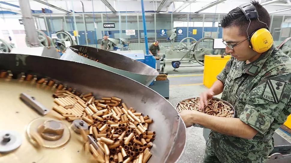 Limita vârstei de pensionare pentru angajații din industria de armament scade cu 13 ani