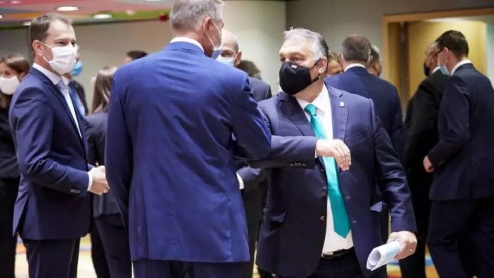 Liderii UE și-au dat coate în semn de salut. Klaus Iohannis, la reuniunea Consiliului European de la Bruxelles. Ce se discută