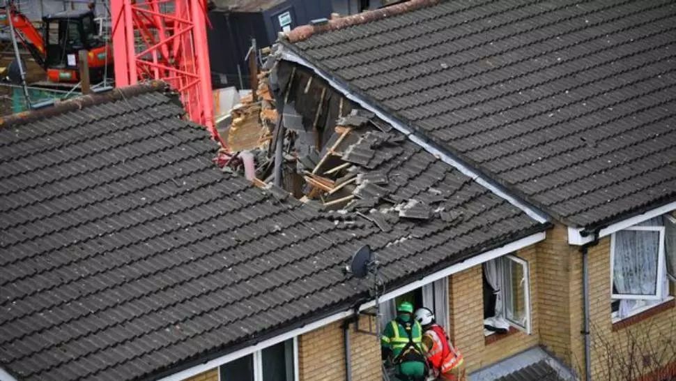 VIDEO Un mort și patru răniți după ce o macara de 20 de metri s-a prăbușit în Londra