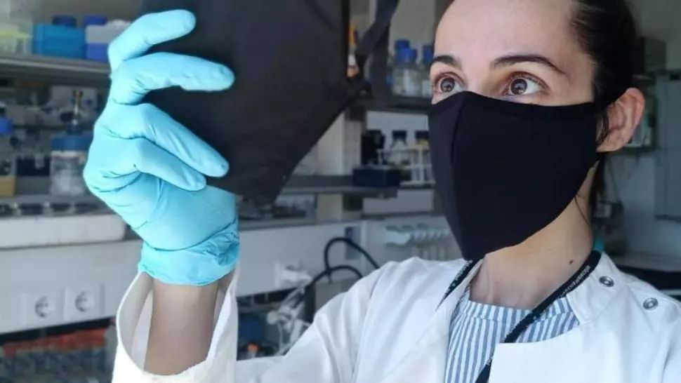VIDEO A fost inventată masca reutilizabilă care „ucide” coronavirusul! La câte spălări rezistă și cât costă 