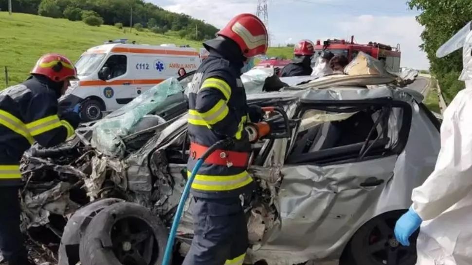 Accident grav, în jud. Alba: două victime, după impactul cu un camion