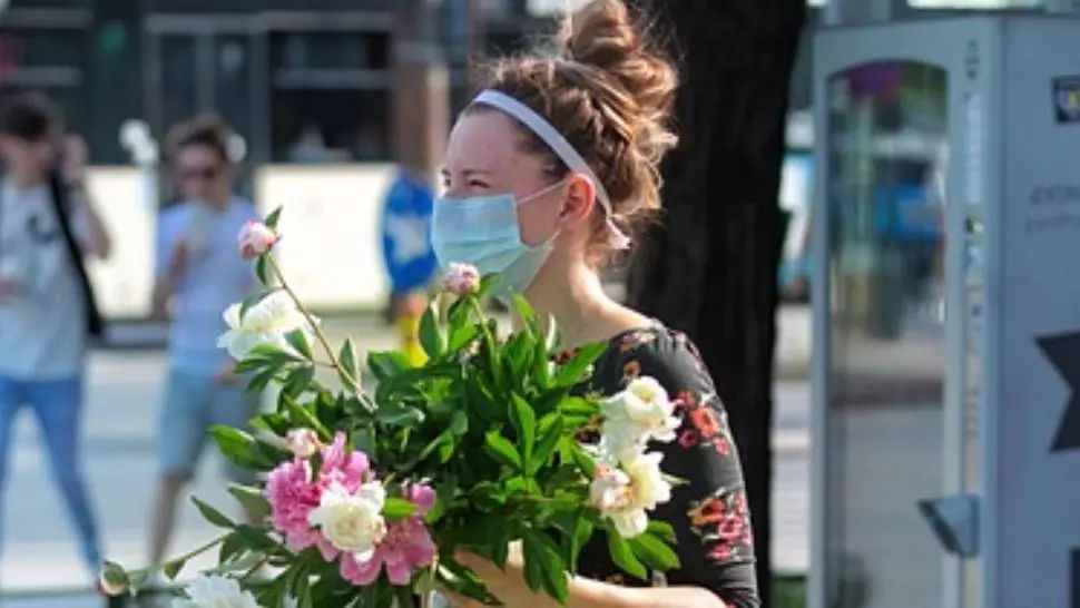 UPDATE Masca de protecție a devenit obligatorie în spațiile publice aglomerate în București și aproximativ 25 de județe. Lista completă