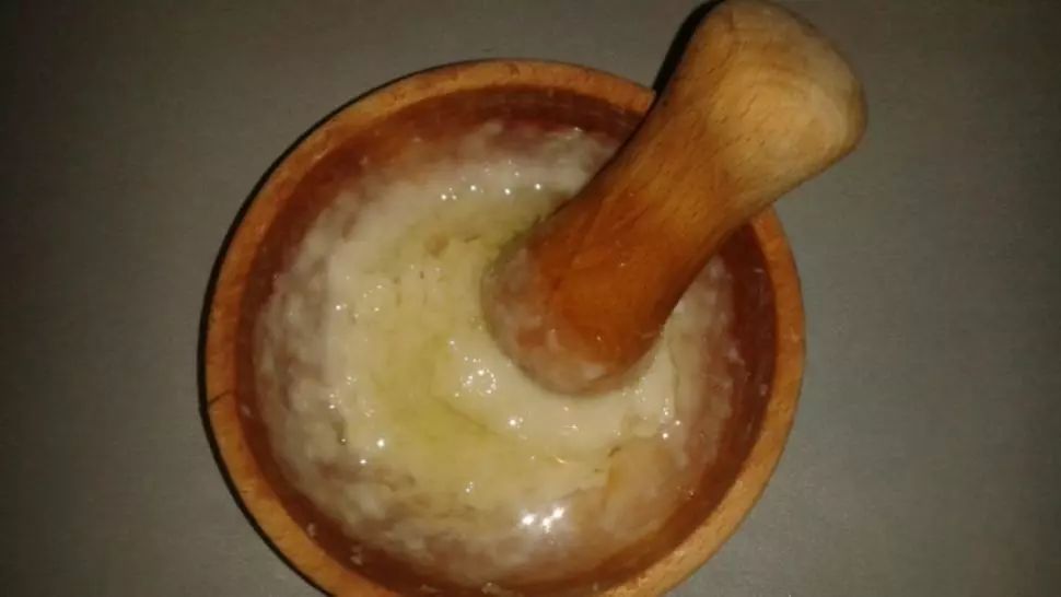 Greşeala pe care o fac gospodinele când prepară mujdeiul de usturoi