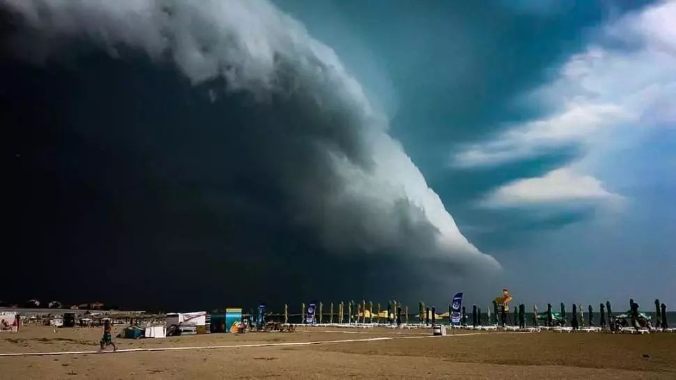 Imagini spectaculoase, la Mamaia. Norul Shelf a acoperit cerul