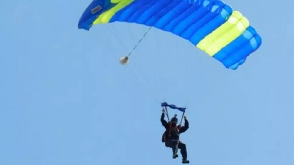 Un tânăr de 16 ani a căzut de la 1.200 de metri după ce parașuta nu i s-a deschis complet - A fost preluat de ambulanța SMURD - Care e starea lui de sănătate