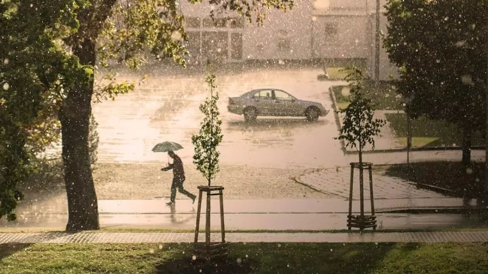 Avertizare nowcasting Cod GALBEN de averse și vânt puternic în Capitală și alte 2 județe. Ce ne așteaptă