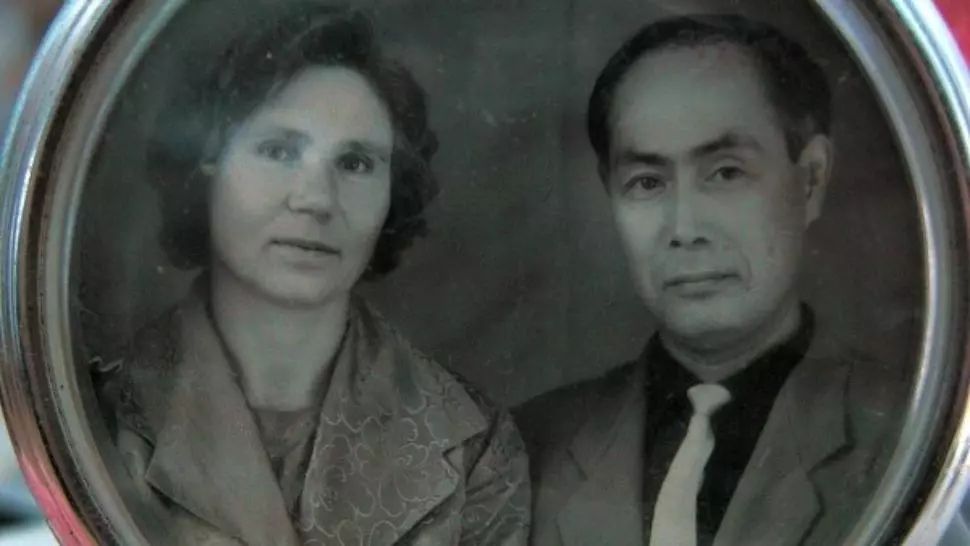 A trăit împreună cu soțul său 40 de ani. Apoi, chiar ea l-a dat femeii care l-a așteptat timp de 50 de ani