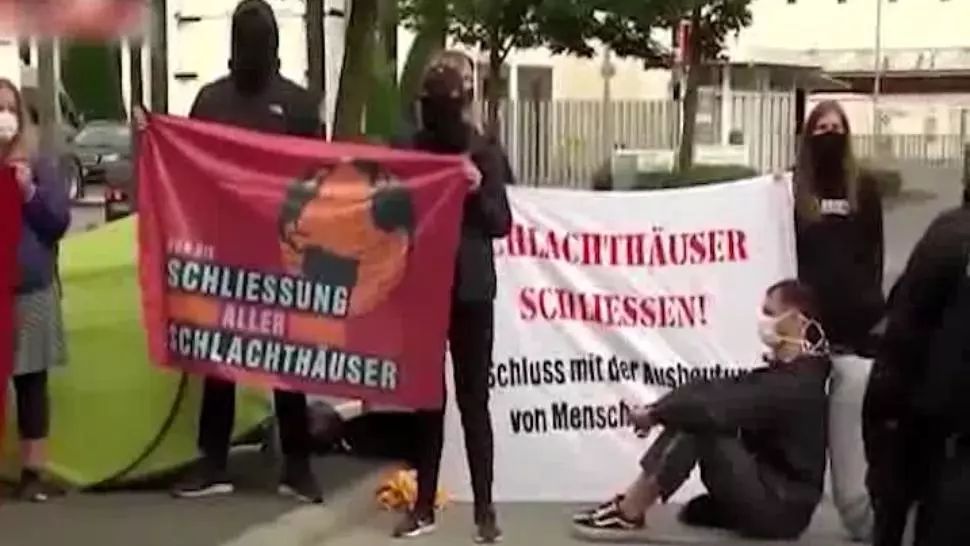 Protest la abatorul din Germania unde s-au infectat cu Covid peste 1.000 de români