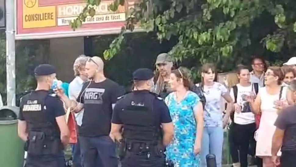Violențe în fața Guvernului: protestatari ÎNCĂTUȘAȚI de jandarmi: ”Ori mor ei, ori MURIM noi”. Ce sancțiuni au primit