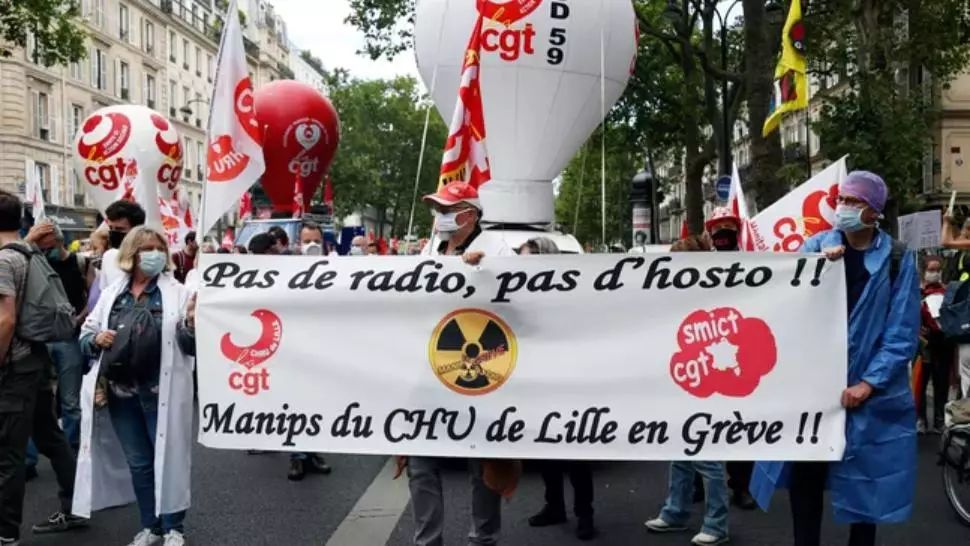 Proteste VIOLENTE la Paris, de Ziua Franței: mii de oameni pe străzi. Scutierii au intervenit cu gaze lacrimogene