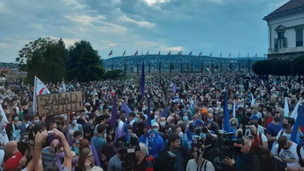 VIDEO Proteste masive la Budapesta, după ce jurnaliștii celui mai important portal independent de știri au demisionat