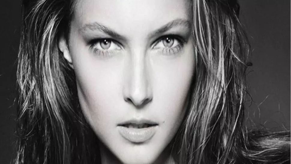 De ce femeile postează poze alb-negru cu titlul "Provocare acceptată"