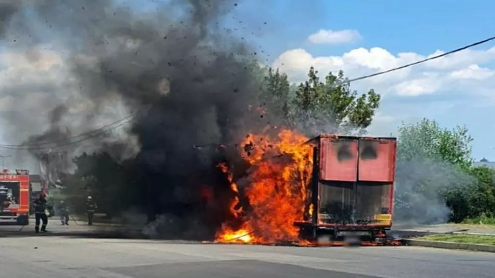 TIR în flăcări la Târgoviște, o remorcă s-a făcut scrum