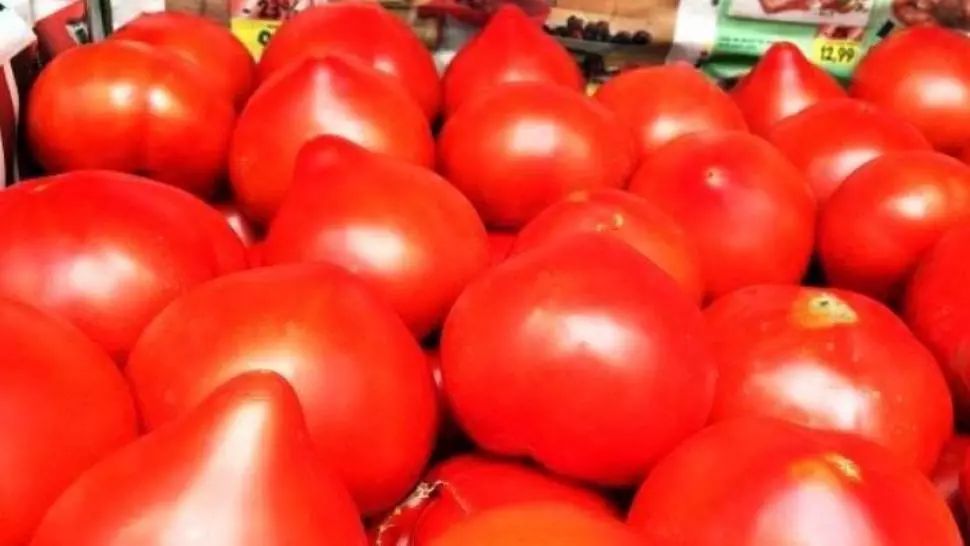 Motivul uluitor pentru care NU trebuie să mai cumperi roşii "cu moţ". Ce ascund comercianţii