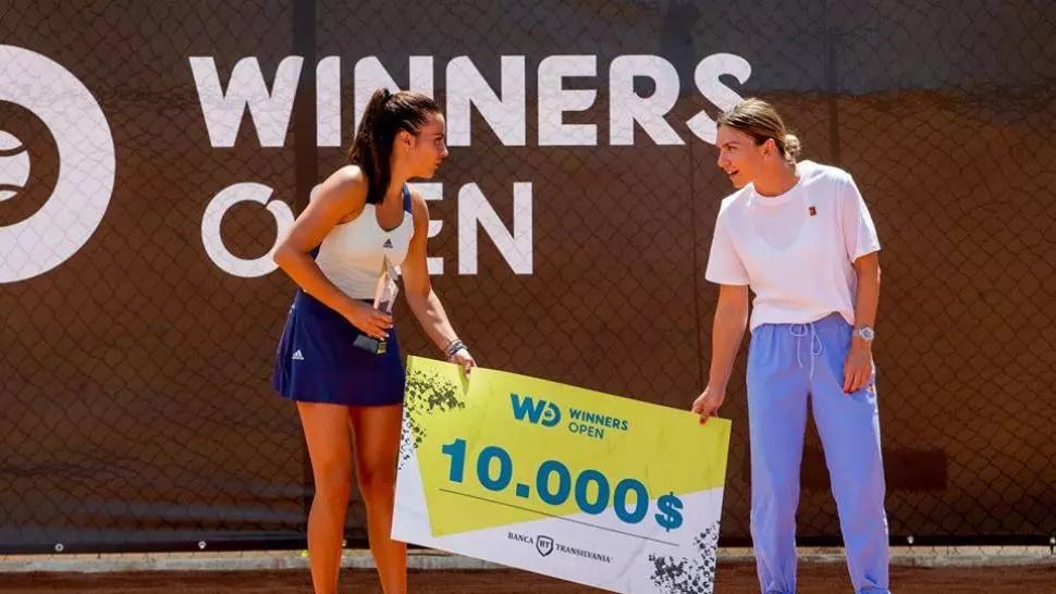 VIDEO | Gabriela Ruse a câștigat turneul Winners Open! Simona Halep i-a înmânat trofeul și premiul
