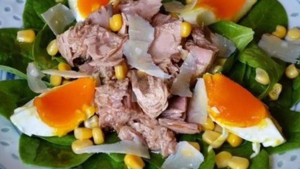 O salată gustoasă și plină de vitamine care te ajută să slăbești rapid în această vară