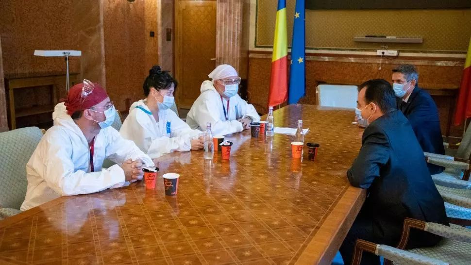 Protest în faţa Guvernului. Câțiva medici au protestat îmbrăcaţi în combinezoane. Discuții despre nemulțumiri cu Ludovic Orban