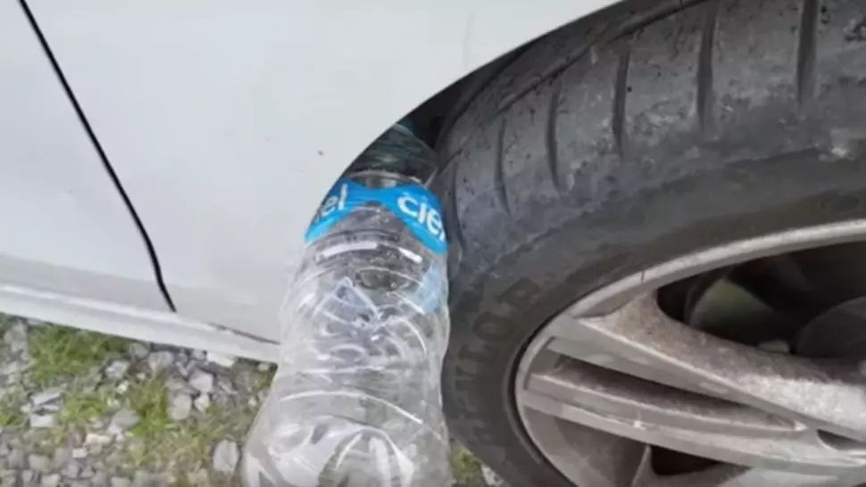 Ce se întâmplă dacă găsești o sticlă de apă la roata mașinii. Sună urgent la poliție!