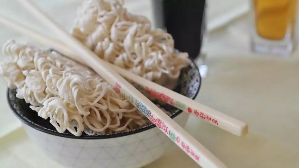 Adevărul înfricoșător despre supele instant. Din ce sunt, de fapt, făcute