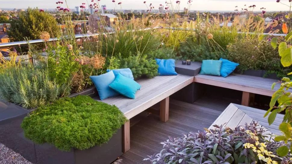 Oaza din jungla urbană. Cum amenajezi o terasă pe acoperișul blocului