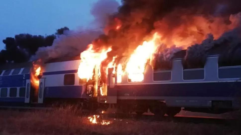 Tren care circula pe ruta București - Târgu Mureș, în flăcări. 50 de călători au fost evacuați