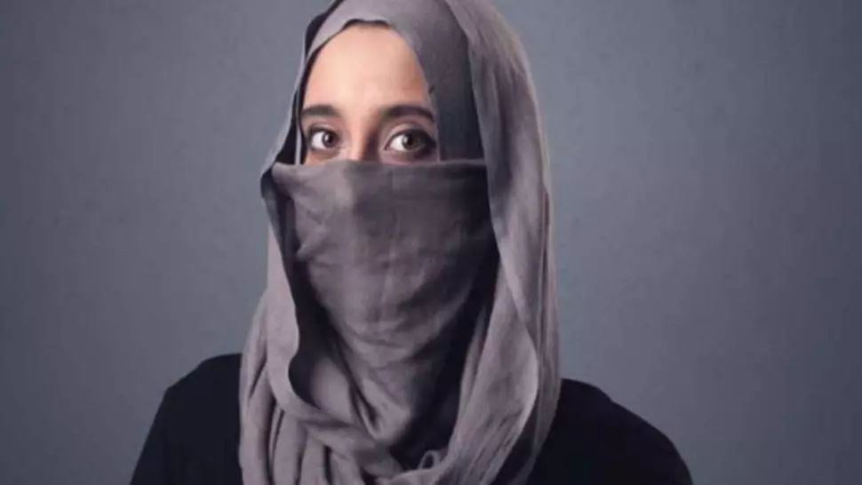 Şi-a dat vălul jos, după 19 ani în care şi-a ascuns faţa. Au fost șocați când i-au văzut chipul