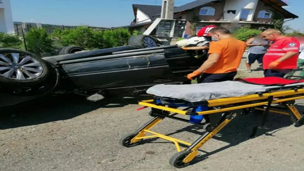 Suceava: Mașină răsturnată la ieșire din Rădăuți! O femeie și un copil au ajuns la spital