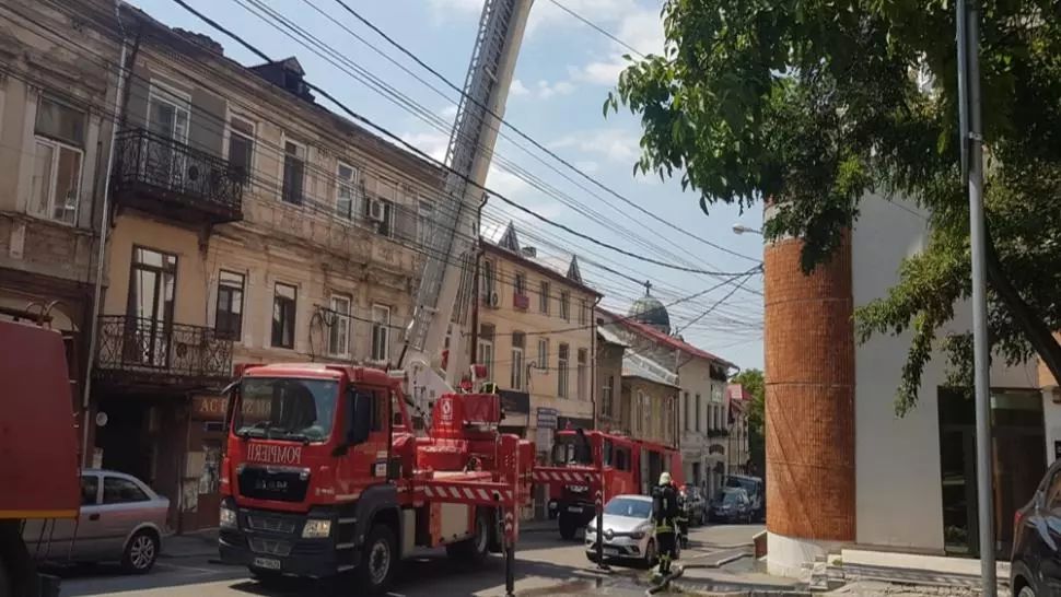  Incendiu la un bloc din Craiova. Mai multe persoane, evacuate