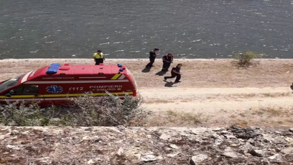 Mașină căzută în Canalul Dunăre-Marea Neagră: două persoane scoase la mal