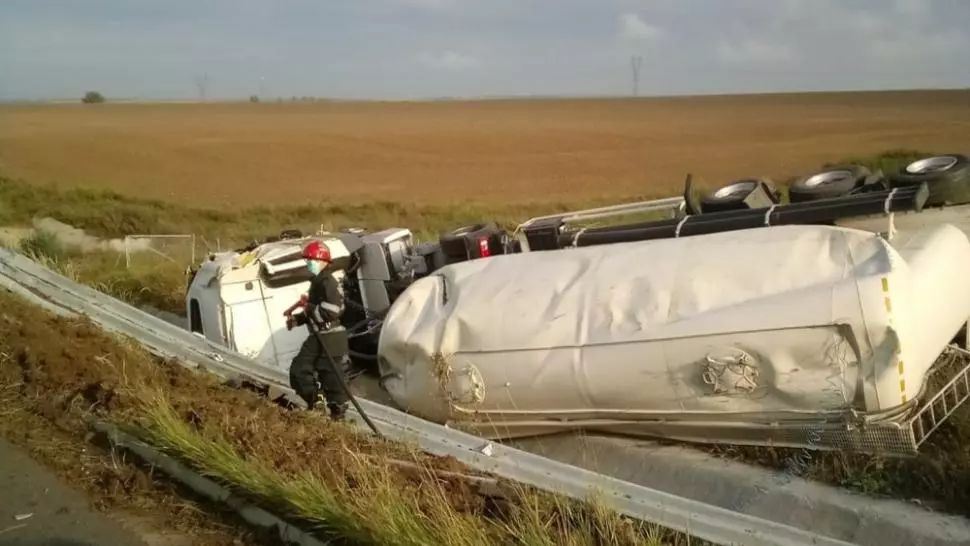 O cisternă s-a răsturnat pe Autostrada Vestului. Circulație îngreunată