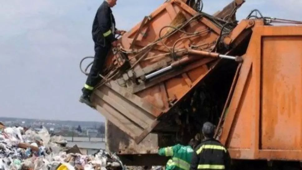 Groapa de gunoi de la Vidra funcționează ilegal. ANRSC a decis suspendarea licenței de operare