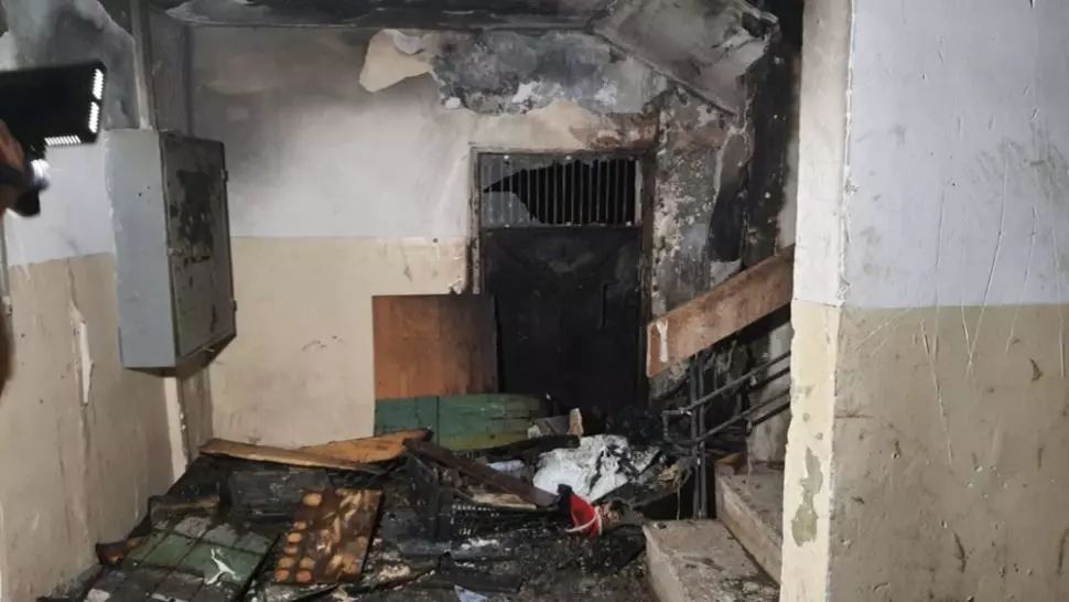 FOTO/ Incendiu la parterul unui bloc din Piatra-Neamț. Zeci de persoane, evacuate!