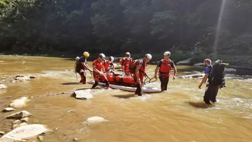 FOTO/Copil de 12 ani accidentat după ce a căzut de pe o stâncă, pe Cheile Lăpuşului
