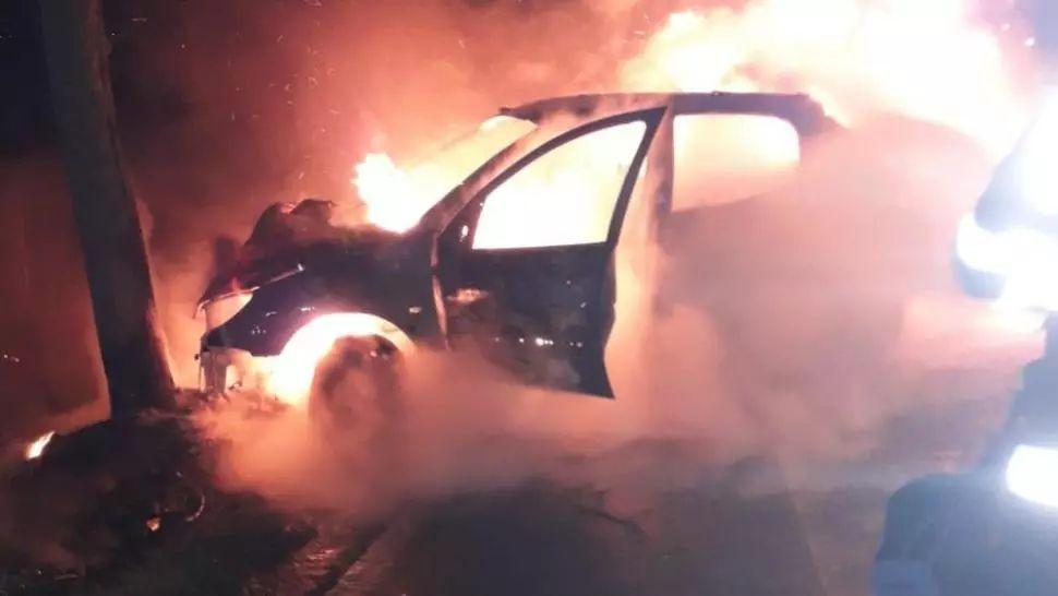 Tineri răniți după ce mașina în care se aflau a luat foc