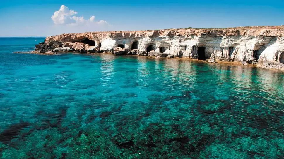 MAE: Persoanele care călătoresc în Cipru și au certificat de vaccinare anti-COVID, EXCEPTATE de la izolare şi test PCR