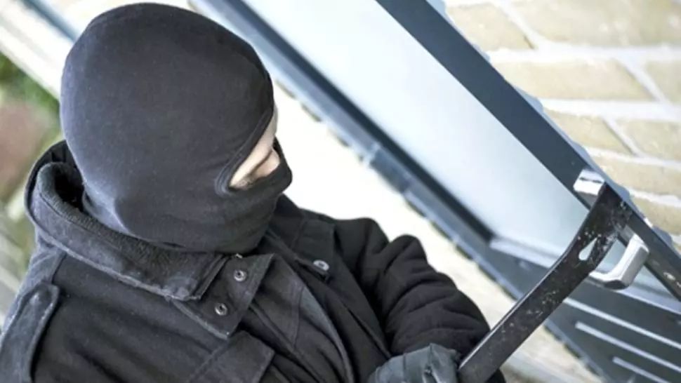 Rețea de hoți destructurată! Jefuiau cu fețele acoperite și dispăreau în doar două minute